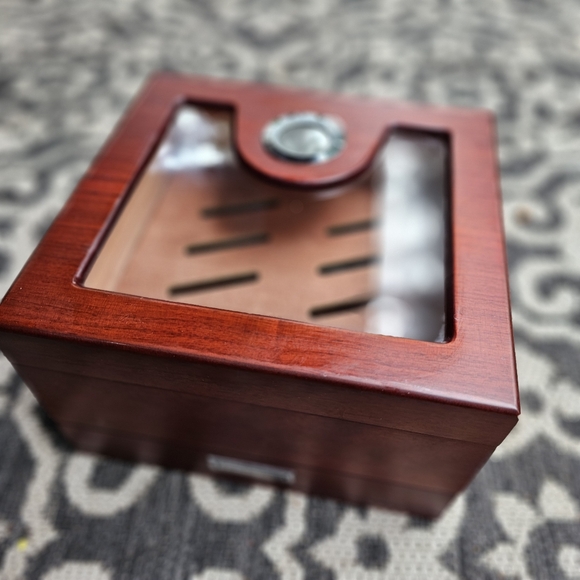 Cigar Humidor - Picture 1 of 8